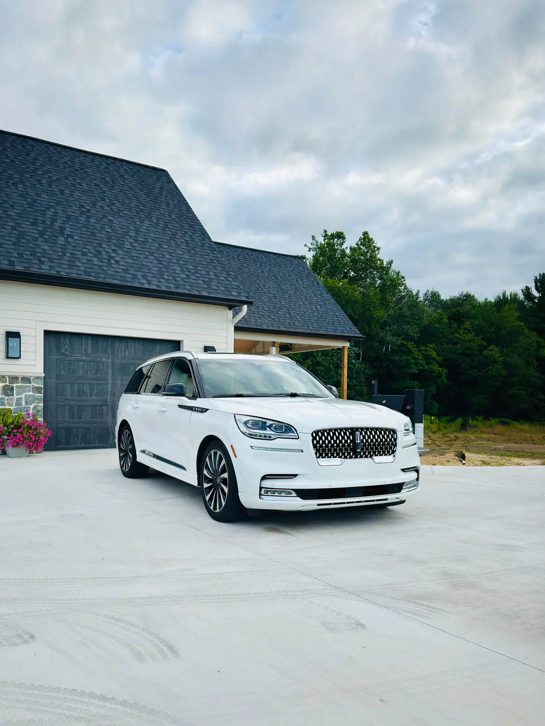 White Lincoln Aviator looking like new after a full exterior detail